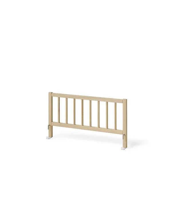 Lit superposé en bois clair chêne, cadre de lit avec barres verticales et pieds métalliques.