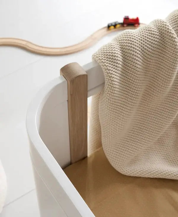 Lit bébé mini+ en bois blanc et chêne, couverture beige; Citron Grenadine