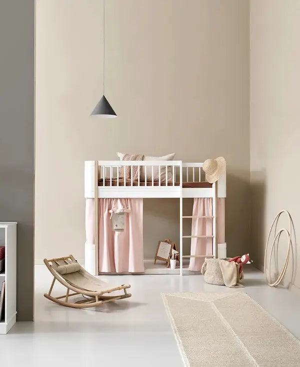 OLIVER FURNITURE WOOD mini+ lit mezzanine blanc et chêne avec rideaux roses et échelle
