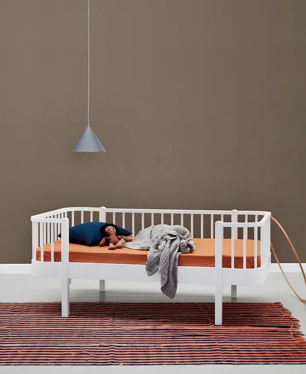 Lit banquette junior en bois blanc Oliver Furniture avec matelas orange et couverture grise