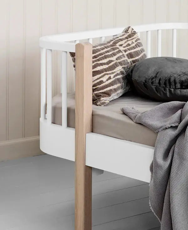 Lit banquette junior Oliver Furniture Wood Original – bois chêne et blanc, cadre blanc, pieds bois naturel