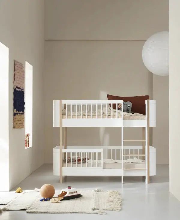 Lit superposé mi-haut Mini+ en bois blanc et chêne.