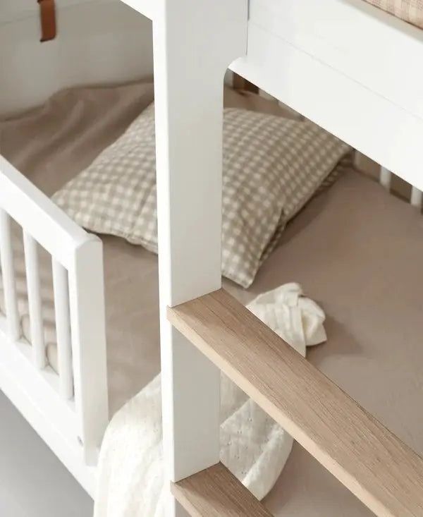 Lit superposé mi-haut Mini+ en chêne et blanc avec échelle en bois
