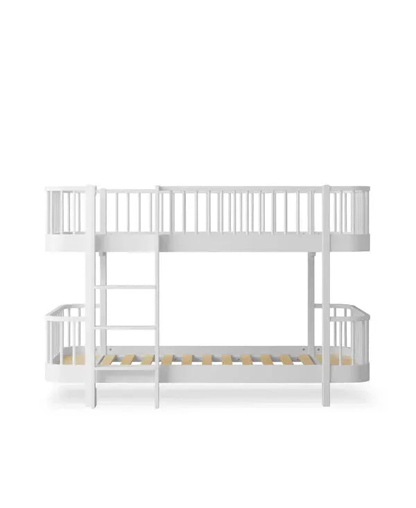 Lit superposé mi-haut en bois blanc Oliver Furniture par Citron Grenadine, échelle et garde-corps.