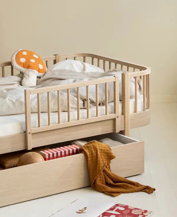 Lit banquette bébé en bois chêne clair Original par Oliver Furniture, avec tiroir de rangement en dessous.