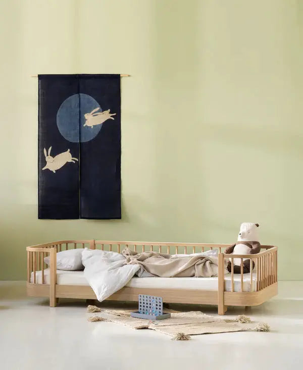 Lit au sol en chêne Oliver Furniture original, cadre traîneau pour enfant par Citron Grenadine.