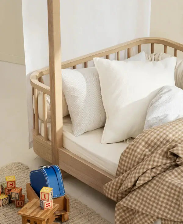 Lit cabane pour tout-petits en bois chêne – Citron Grenadine