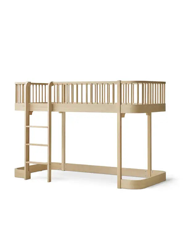 Lit mezzanine mi-haut en bois chêne Oliver Furniture avec échelle et rambardes.