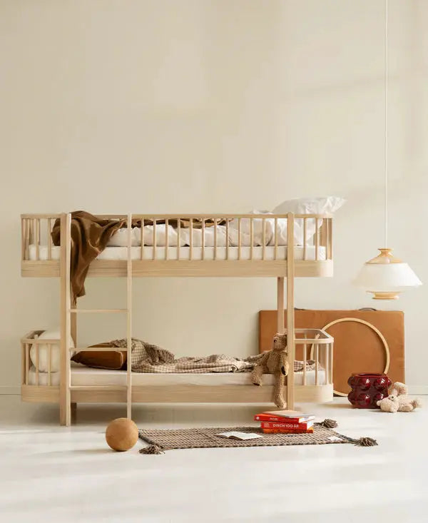 Lit superposé mi-haut en bois chêne clair par Oliver Furniture
