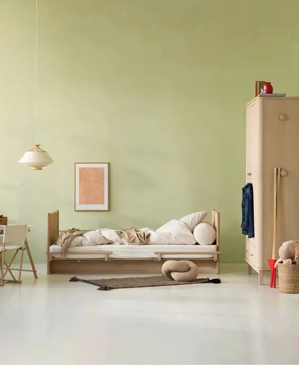 Lit bébé Camp Novel Oliver Furniture en chêne naturel, cadre plateforme