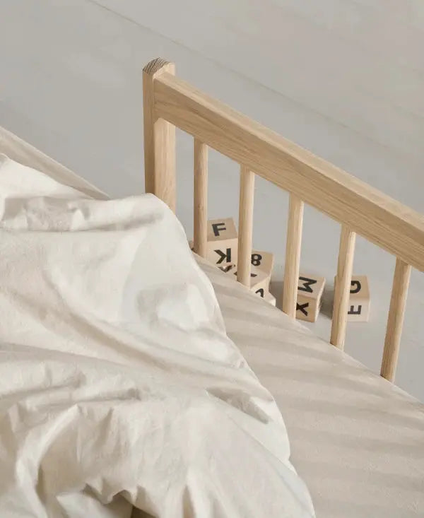 Lit superposé mi-haut Mini+ en bois chêne clair pour enfants.