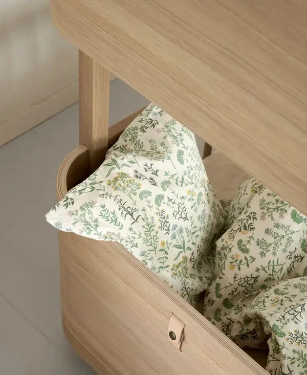 Lit superposé en bois chêne Mini+ Citron Grenadine, cadre clair et coussins à motifs floraux