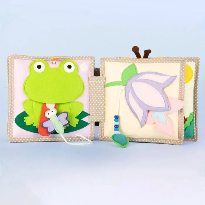 JOLLY DESIGNS livre d'éveil en tissu pour bébé, deux pages: grenouille verte et fleur violette sur fond beige à pois