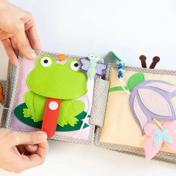 JOLLY DESIGNS livre d'éveil Citron Grenadine; livre tactile en tissu avec grenouille verte et papillon.