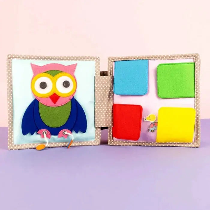 Livre d'éveil JOLLY DESIGNS par Citron Grenadine avec hibou appliqué et formes colorées sur pages