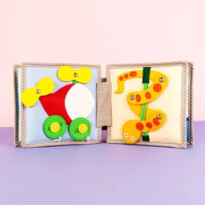 JOLLY DESIGNS livre d'éveil Citron Grenadine pour bébé 6m+, livre tactile avec voiture bleue et chenille jaune