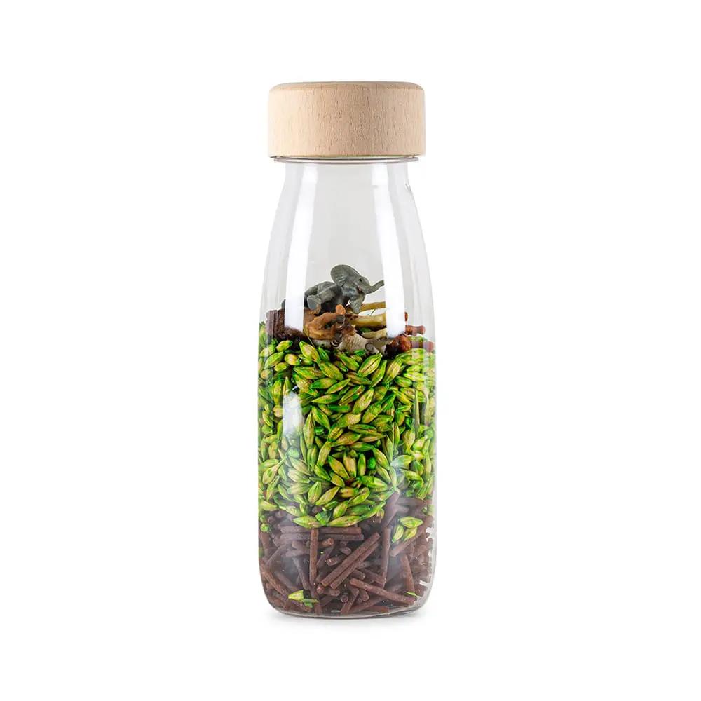 PETIT BOUM bouteille sensorielle jungle by Citron Grenadine; glass jar with wooden lid, green leaves and brown sticks.