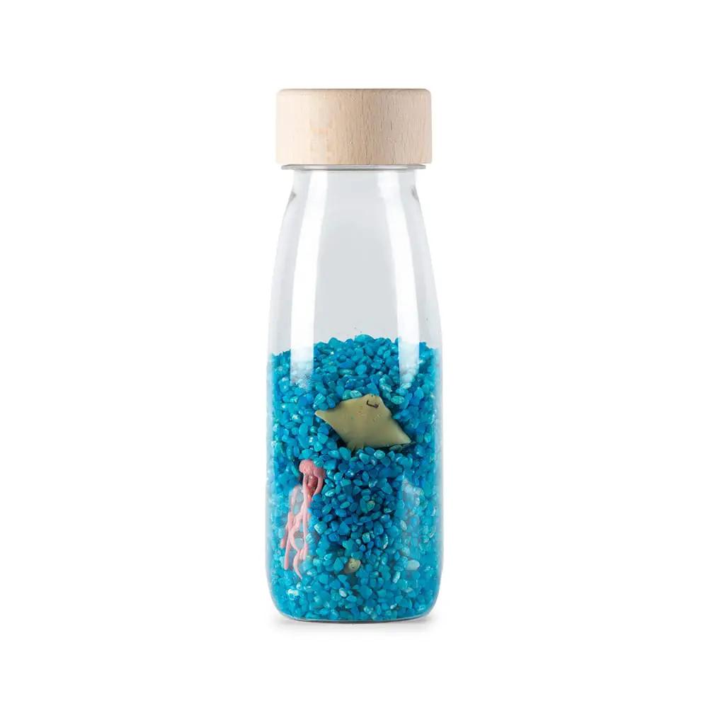 PETIT BOUM bouteille sensorielle, bocal transparent avec bouchon en bois et galets bleus marins.