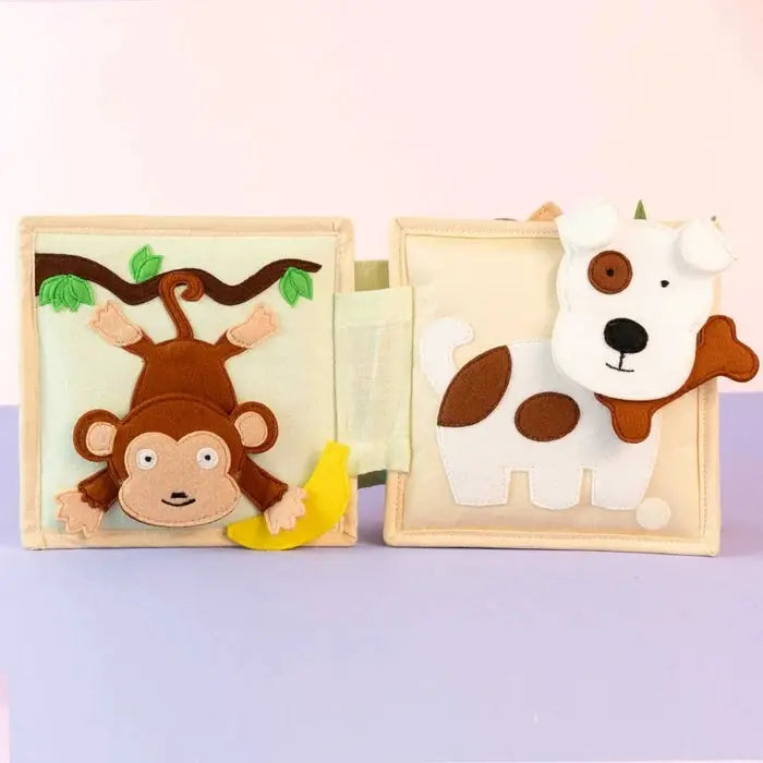 Livre d'éveil animal friends, deux animaux en feutrine (singe et chien) sur pages beige pastel