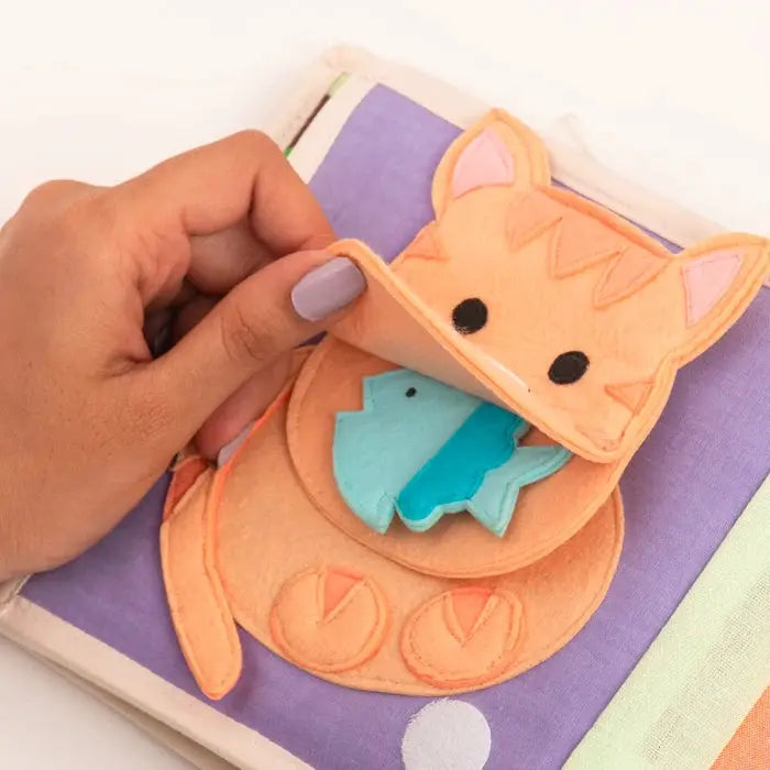 JOLLY DESIGNS livre d'éveil en feutrine Animal Friends avec renard orange et grenouille turquoise sur page violette
