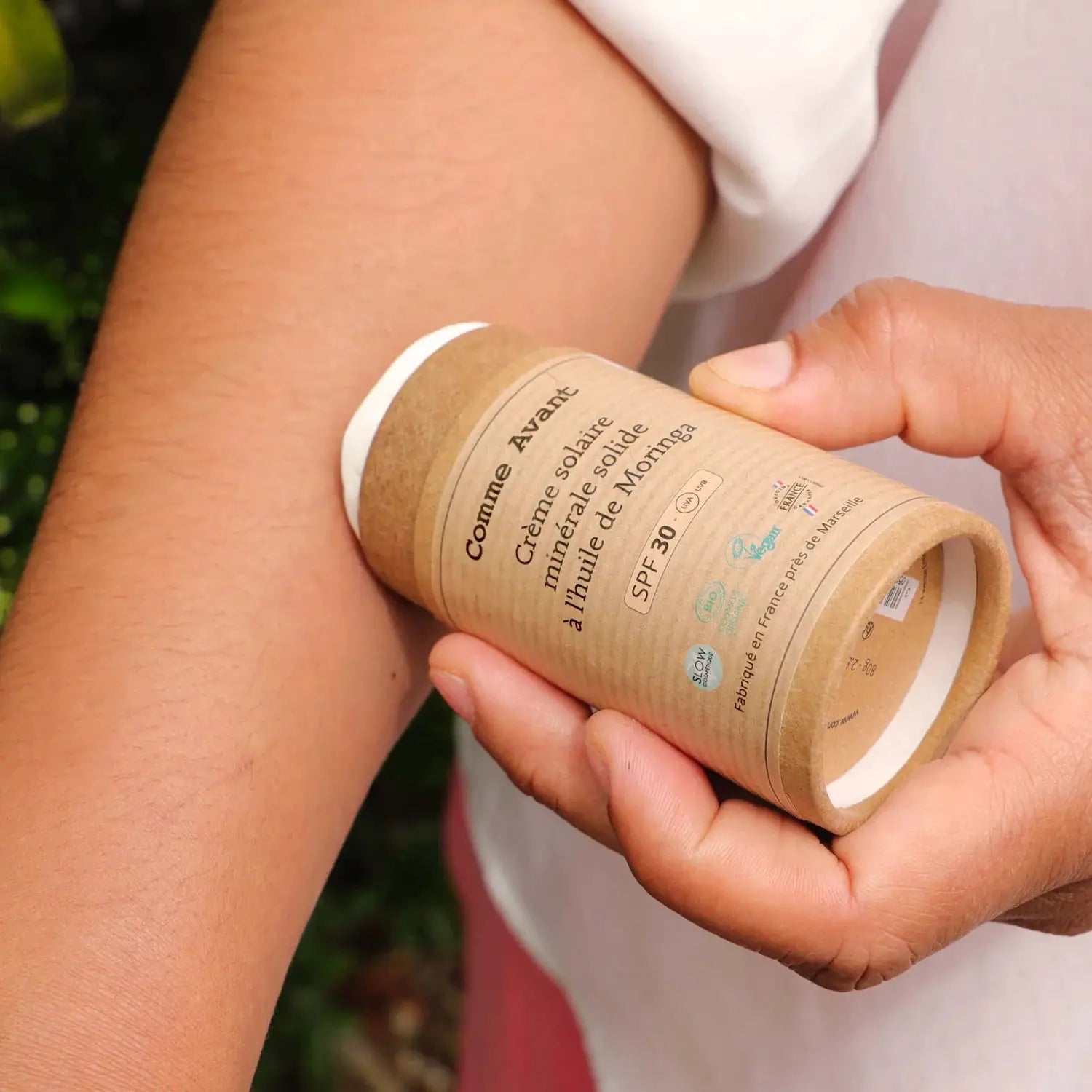 COMME AVANT crème solaire minérale solide SPF30 à l'huile de moringa, emballage en tube carton