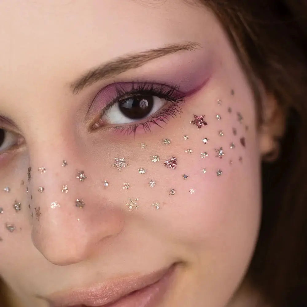 Si Si la paillette kit 3/iconique makeup kit by Citron Grenadine; pink eyeshadow with silver glitter freckles on cheeks
