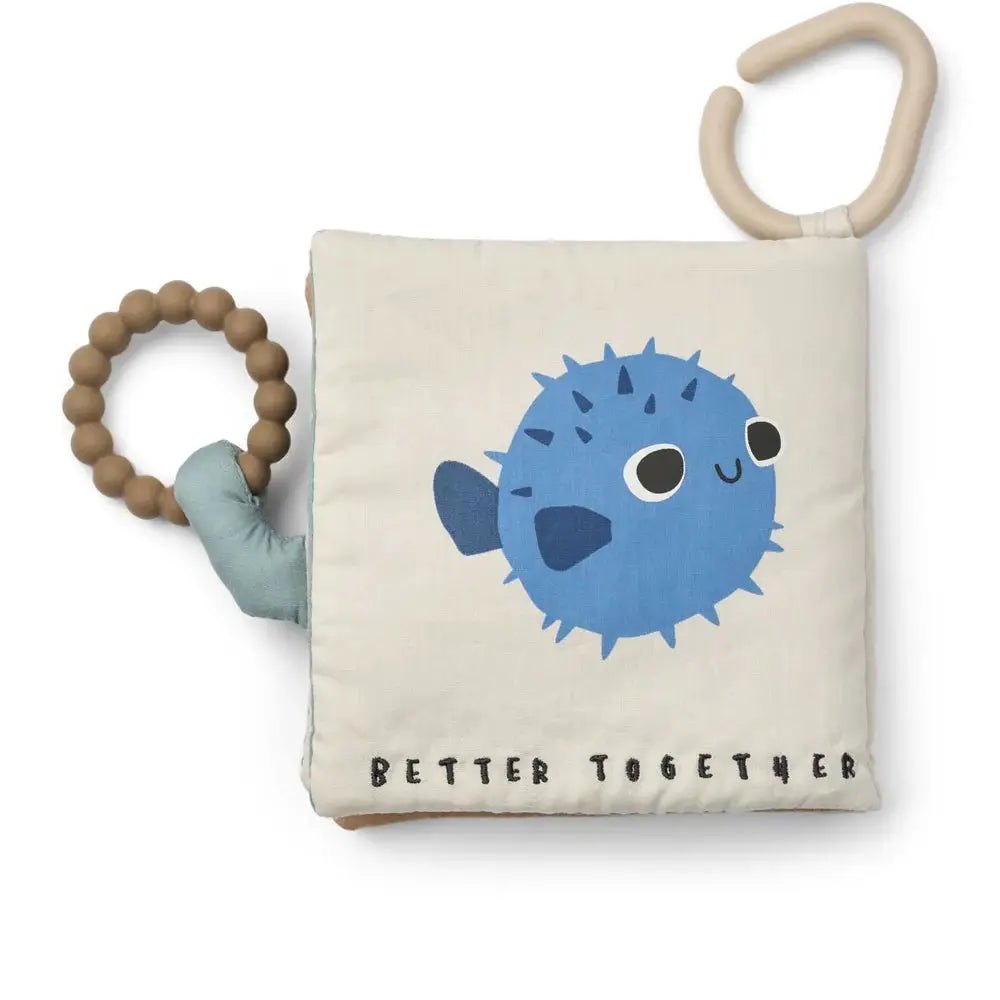 Livre d'activités pour bébé en tissu avec animal bleu; deux anneaux sensoriels en bois et plastique beige