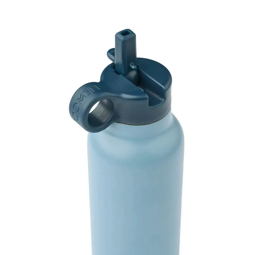 Gourde LIEWOOD 500 ml bleu clair avec bouchon bleu foncé, poignée affichant le logo LIEWOOD