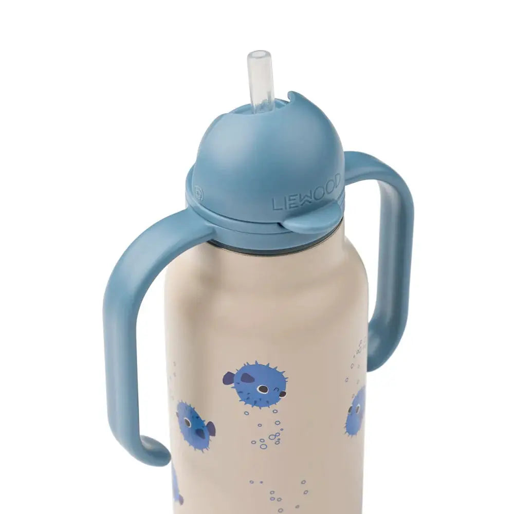 LIEWOOD 250ml gourde with blue lid and dual handles on a sandy bottle featuring blue pufferfish prints