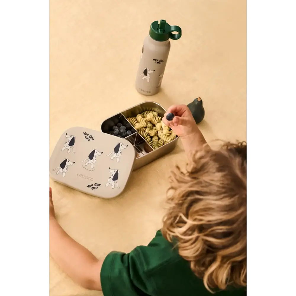 Gourde LIEWOOD 350 ml avec bouchon vert; corps beige à motifs de chien, boîte repas beige assortie.
