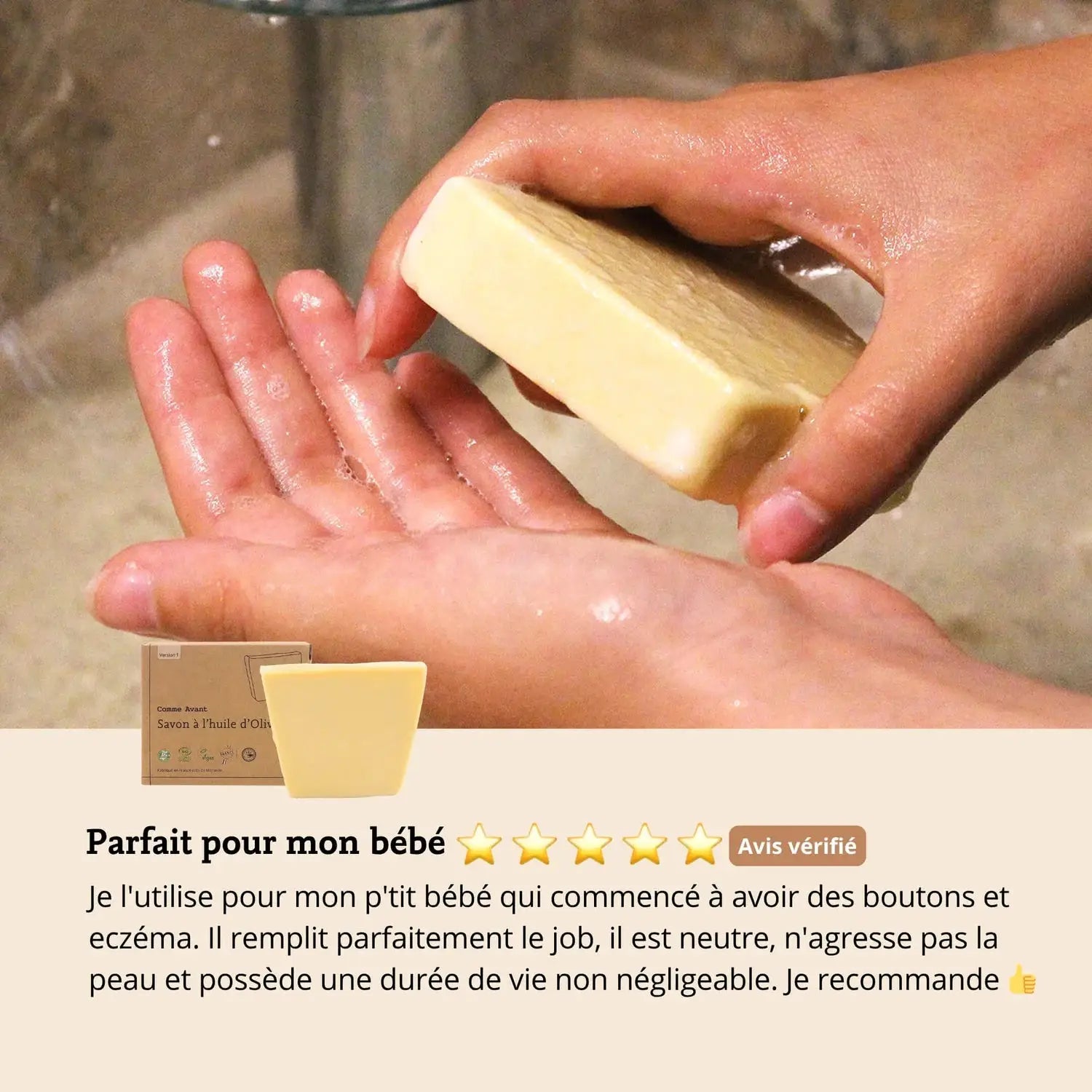 Savon solide COMME AVANT à l'huile d'olive, marque Citron Grenadine, barre beige tenue par des mains.