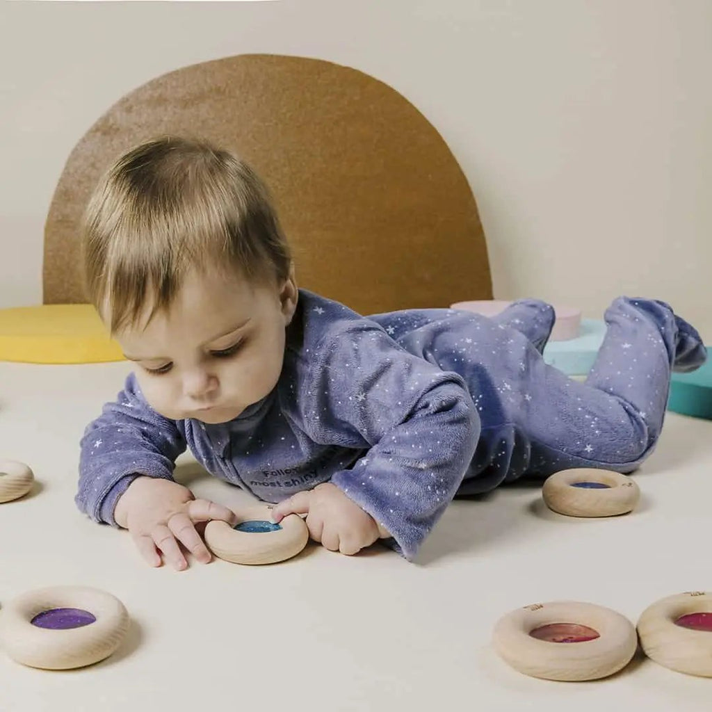 Donut sensoriel Petit Boum bleu, jouet de dentition en bois pour bébé avec centre coloré