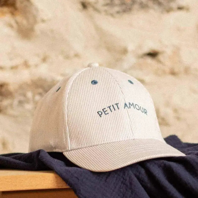 Casquette baseball beige clair avec broderie PETIT AMOUR bleu sur le devant
