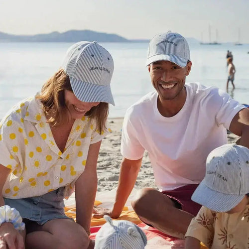 CHAMAYE casquette marinière Heartbreaker baseball caps; 3 blue-and-white striped caps worn by a beach-going family