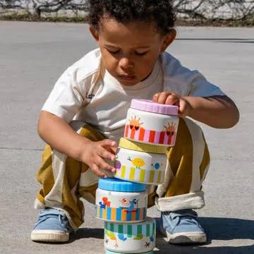 THE COTTON CLOUD boite thermos repas inox 350ml; stack of four colorful striped lunch jars outdoors