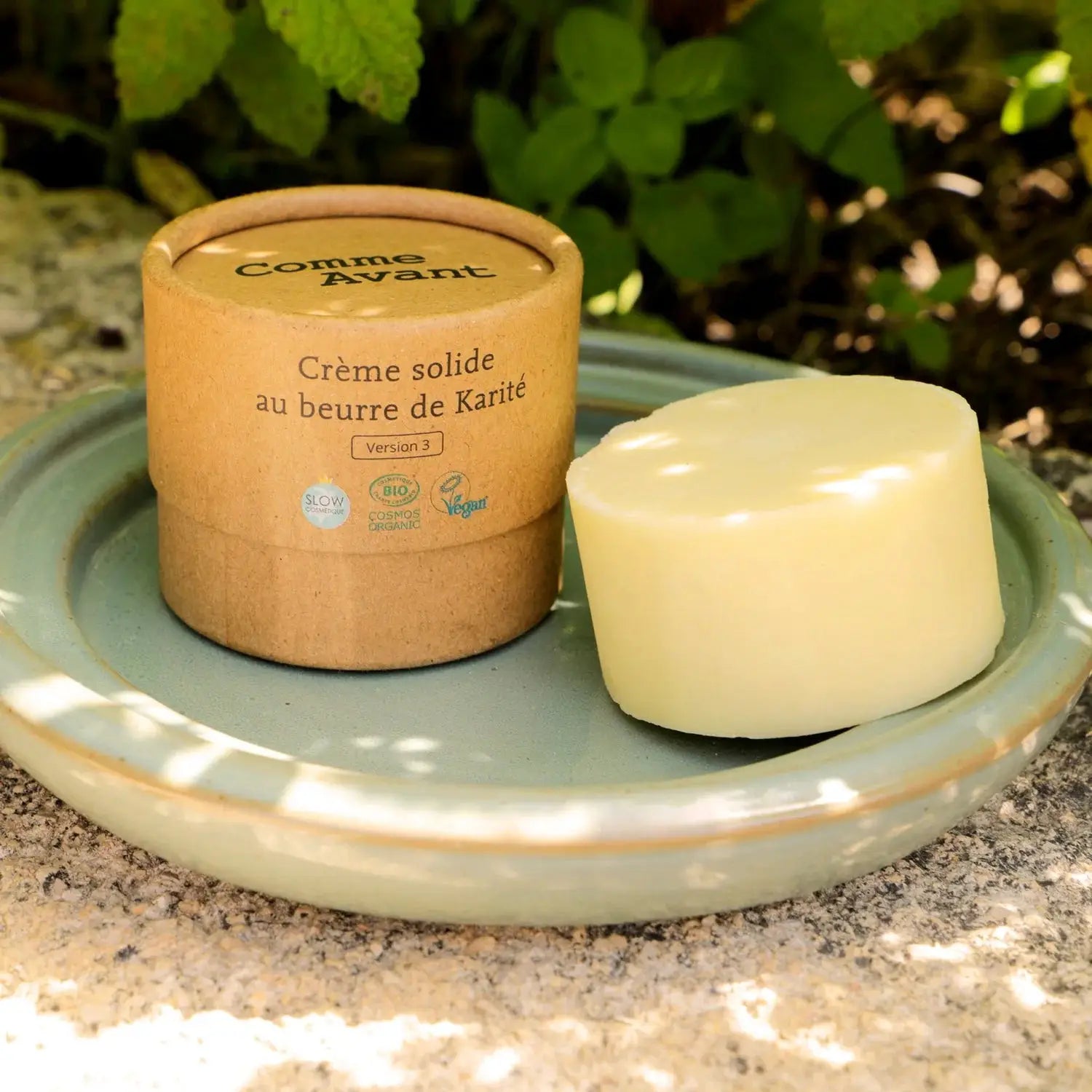 COMME AVANT Crème solide au beurre de karité in beige cylindrical packaging with Version 3 and pale yellow solid bar