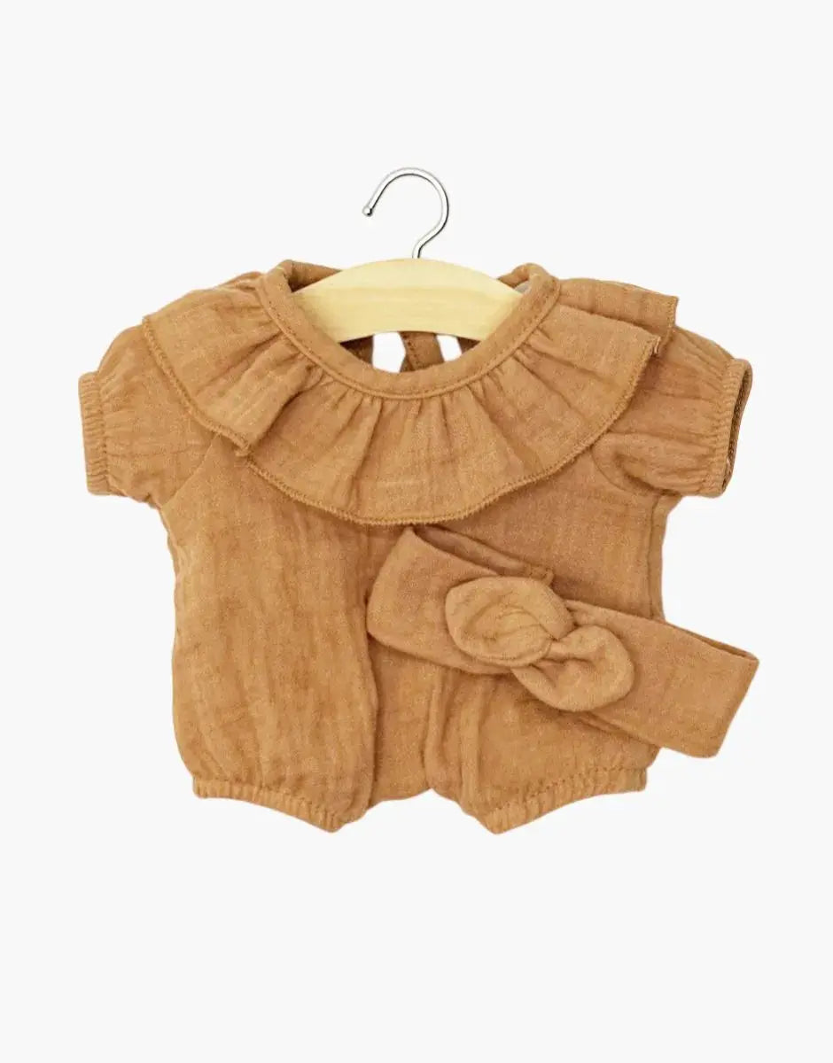 MINIKANE barboteuse Eva pour poupée 28 cm caramel avec grand col volant et nœud décoratif