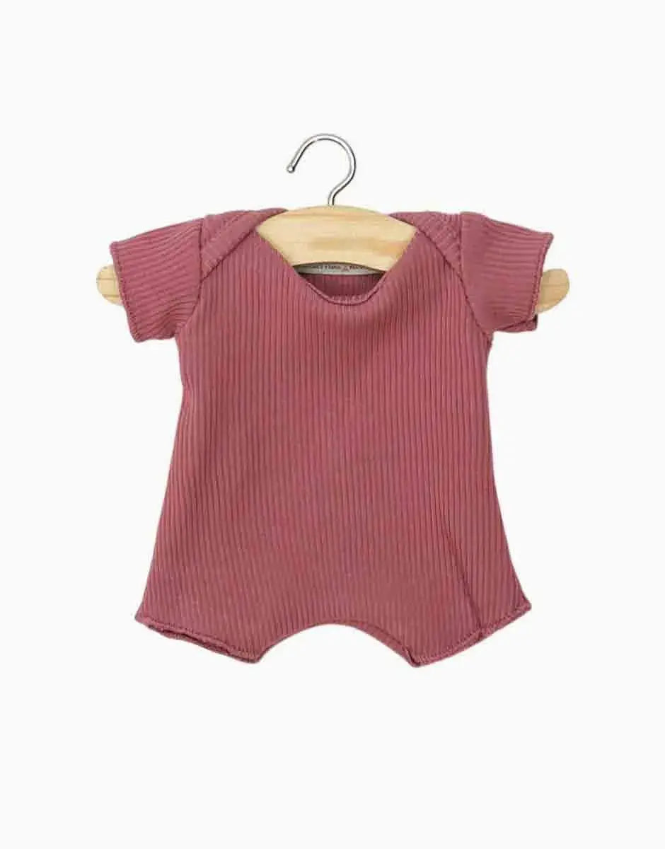 MINIKANE doll body shorty 28 cm in framboise ribbed fabric, hanging on a wooden hanger.