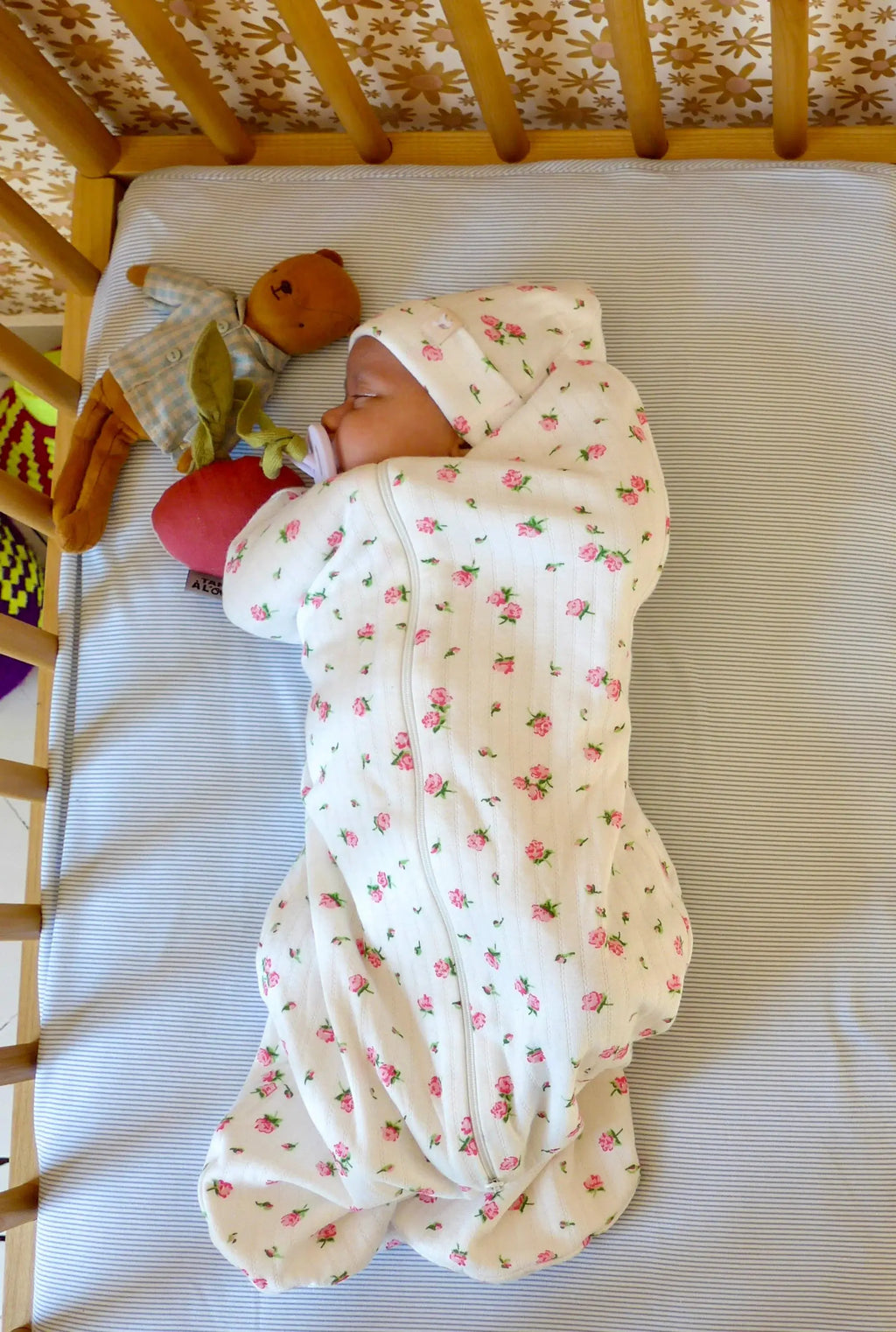 TANTE REINE emmailloteuse bloom swaddling blanket by Citron Grenadine, white with pink rose print