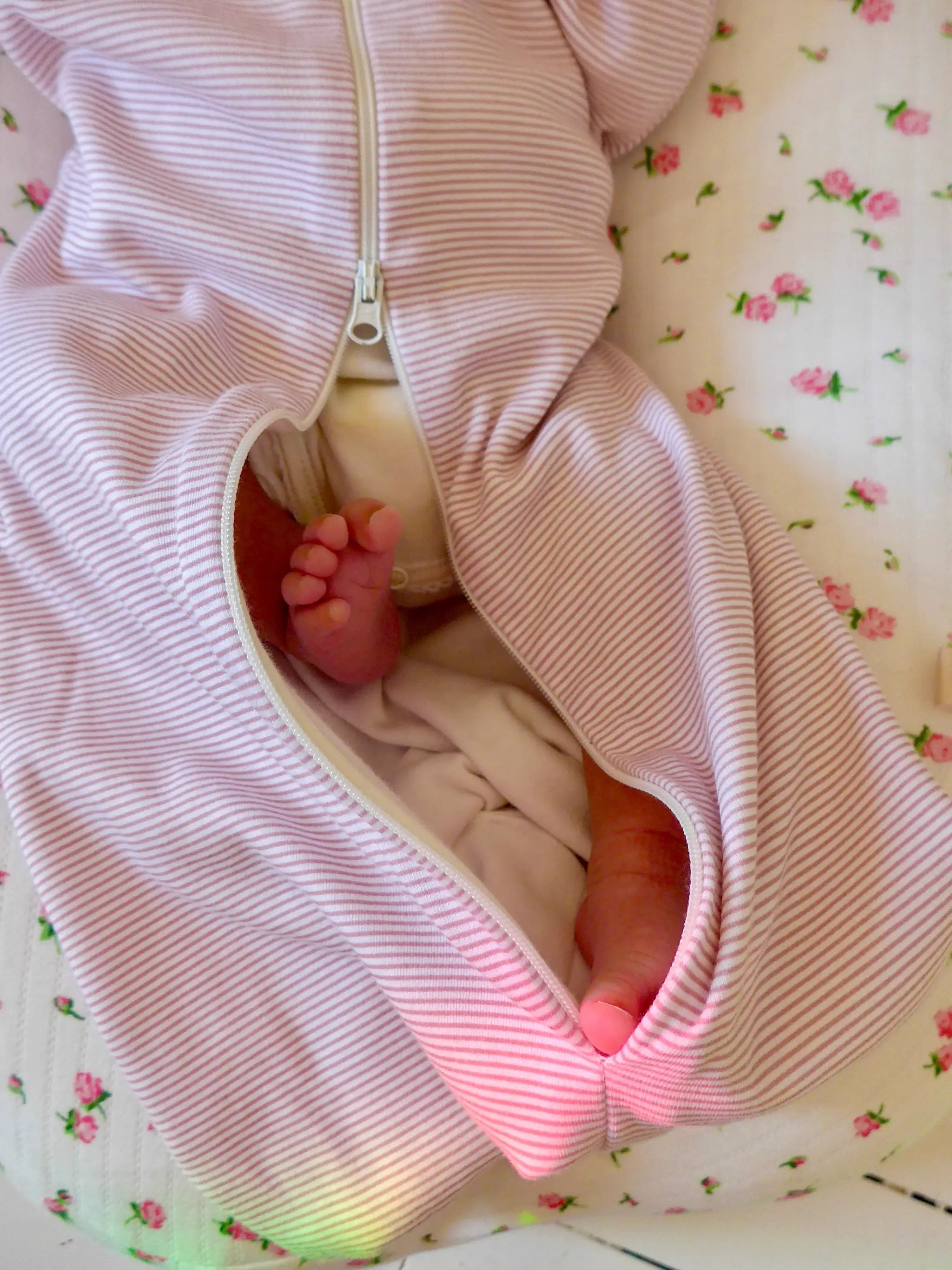 Swaddle blanket Citron Grenadine pink striped with zipper, baby feet peeking out