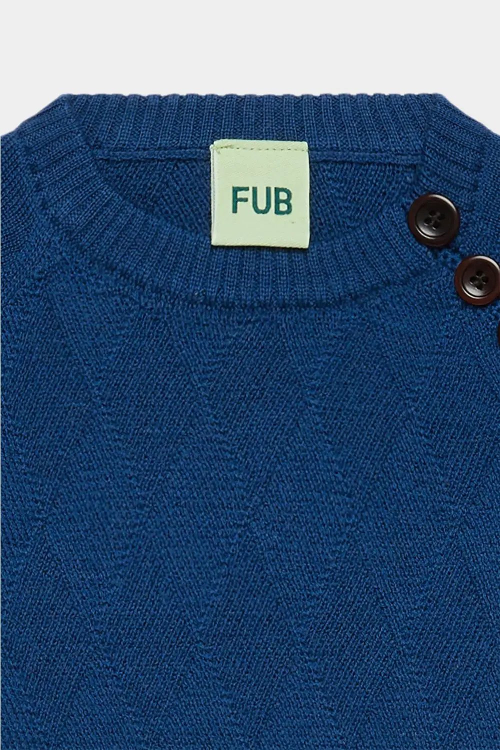 Pull en mérinos FUB indigo profond avec boutons bruns sur l’épaule