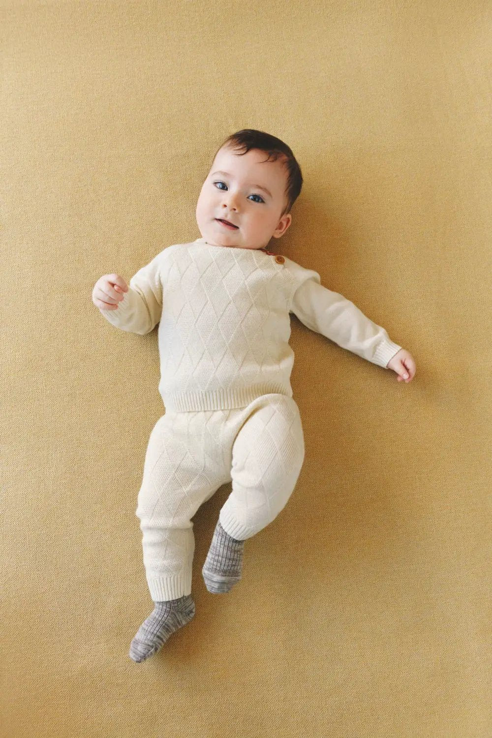 Ensemble bébé en merinos écru, pull et pantalon à motif arlequin diamant