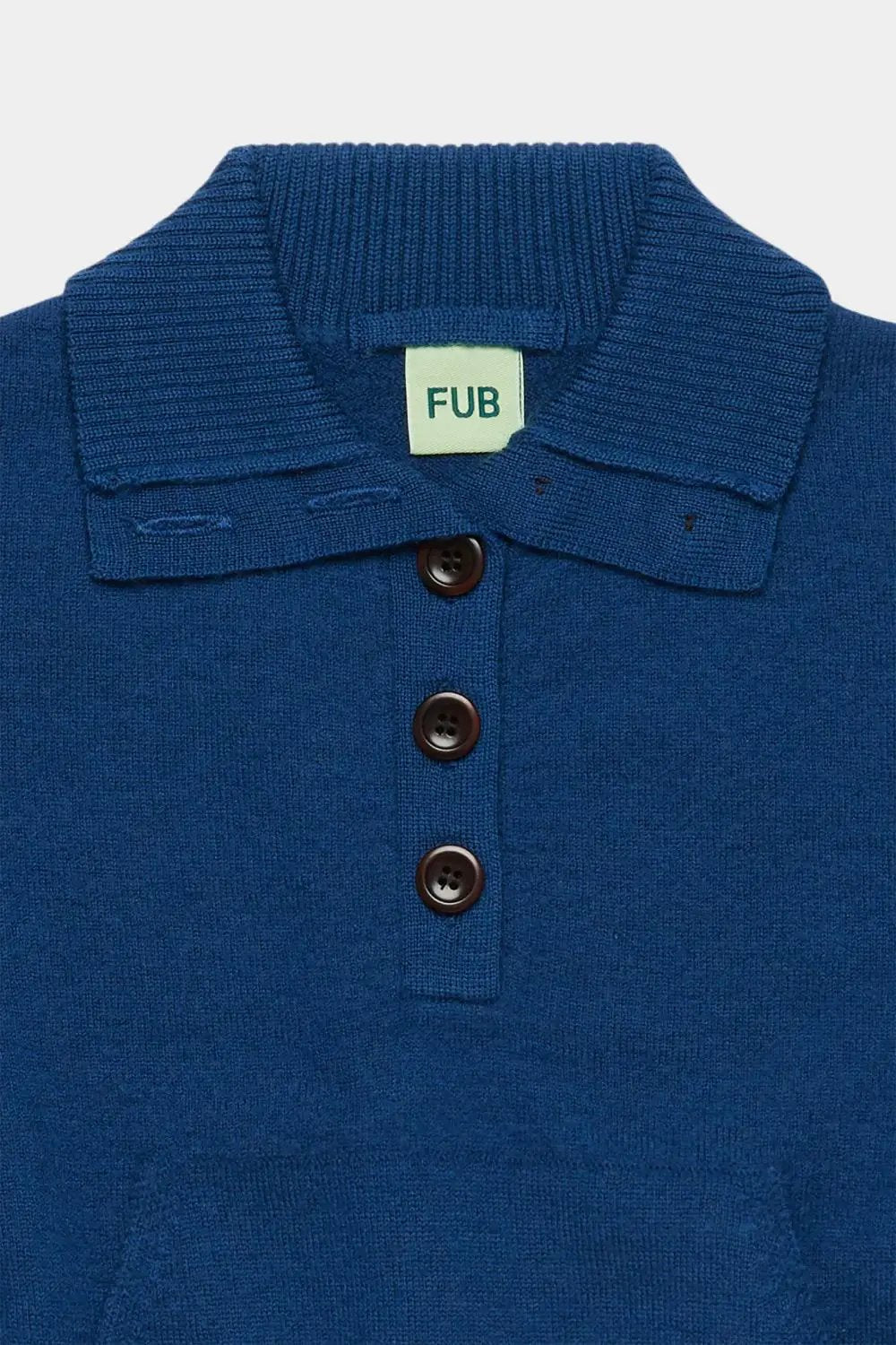 FUB pull col boutonné en mérinos, deep indigo, boutons marron et label FUB visible