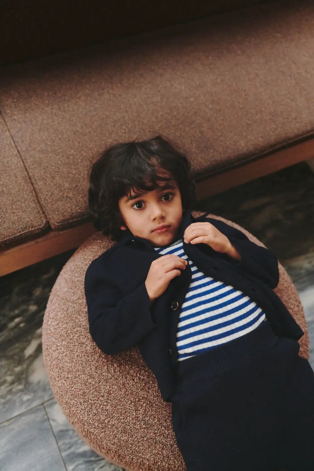 Pull col roulé en merinos pour enfant, écru et indigo profond.