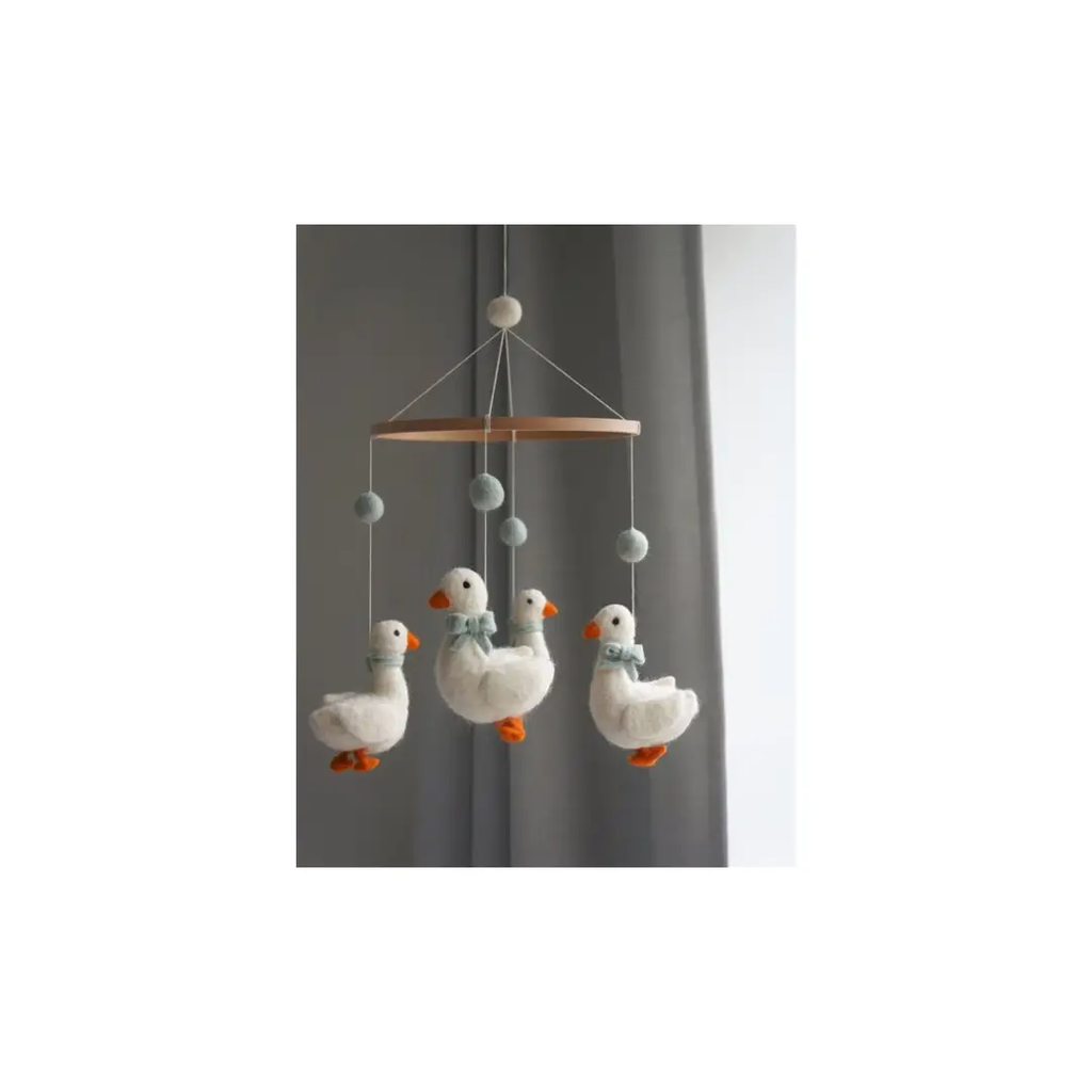 GAMCHA mobile goose for crib by Citron Grenadine, three white plush geese with orange beaks and blue bows, wooden ring.