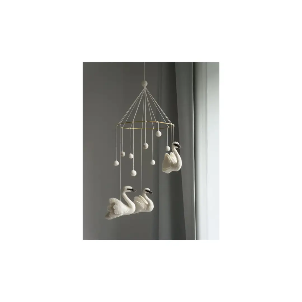 GAMCHA baby mobile swans by Citron Grenadine, white knitted swan figures hanging from a wooden ring