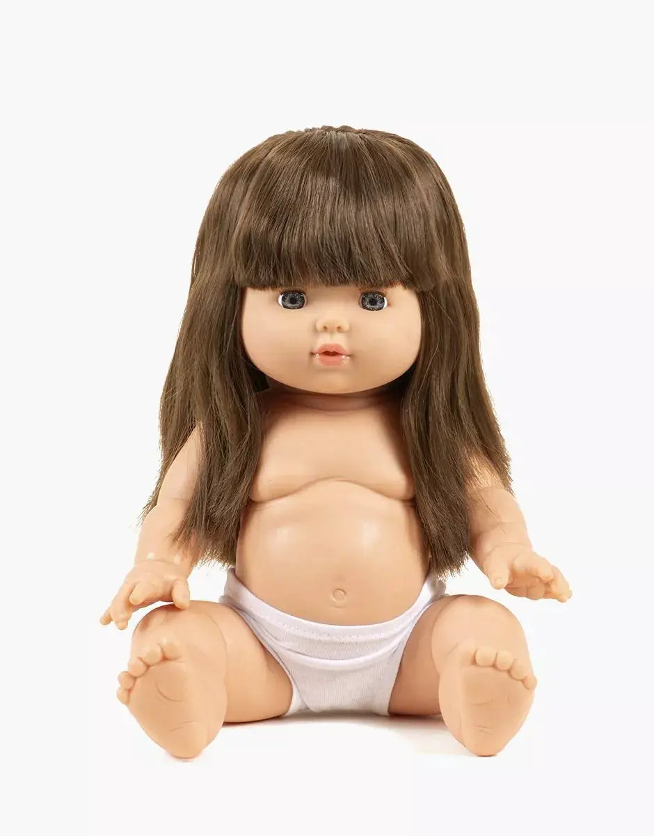 MINIKANE poupée Cerise par Citron Grenadine, poupée en vinyle brun avec cheveux longs portant un slip blanc.