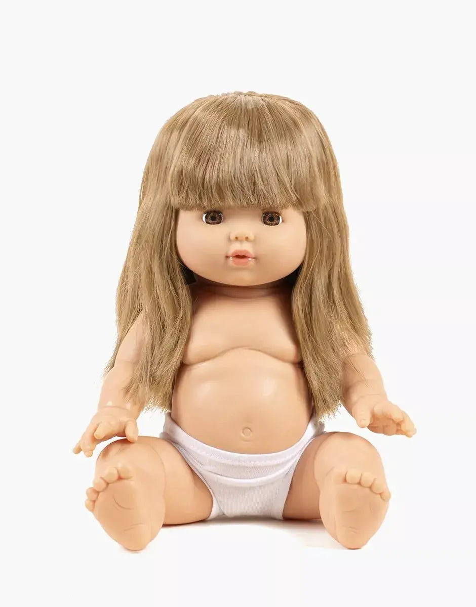 MINIKANE poupée Nina 34 cm, cheveux châtain clair, assise, portant une culotte blanche