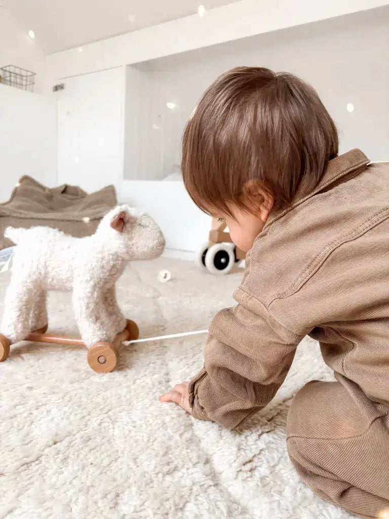 Jouet à tirer Mary 12m+ en peluche blanche sur châssis à roues en bois