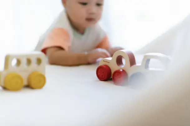 PLAN TOYS ma 1ère voiture rouge 6M+ by Citron Grenadine